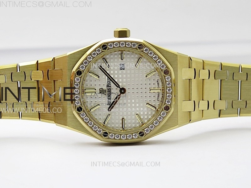 lady-royal-oak-33mm-67651-diamonds-bezel-yg-zf-1-1-best-edition-white-textured-dial-on-yg-bracelet-ronda-quartz (2).jpg